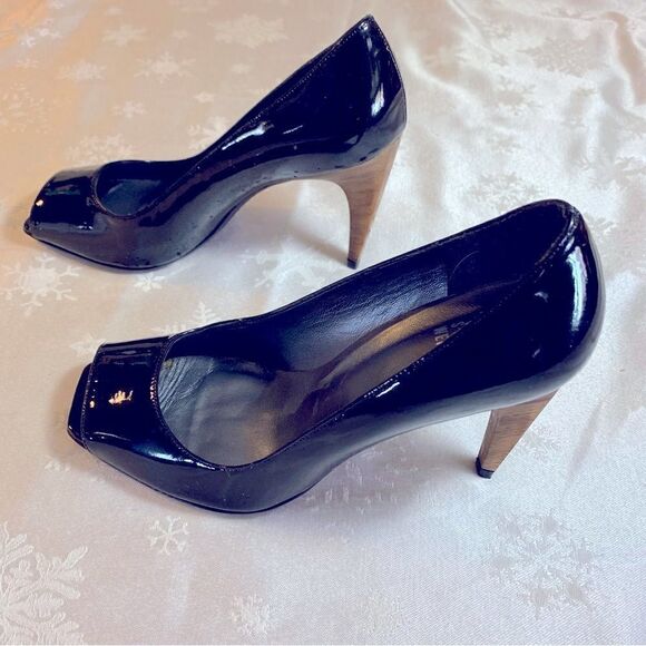 Stuart Weitzman Pumps Black Patent Leather Peep Toe Wood Heel Sz 6.5 NWT Gorgeou - Picture 1 of 10
